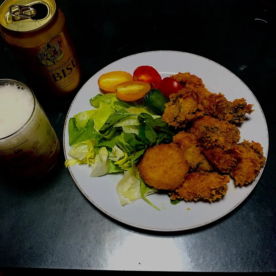 Snapdishの料理写真:実家のお母ちゃん飯♬ 5 August
 #実家のお母ちゃん  #カキフライ  #エビスビール  #ビール|Yoshinobu Nakagawaさん