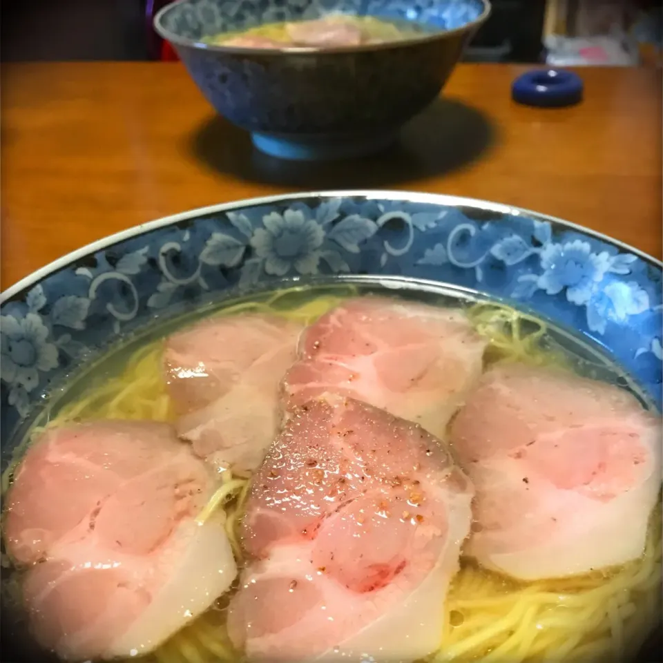 蛤出汁の塩ラーメン
自家製ロースハムのせ|kuragemarさん