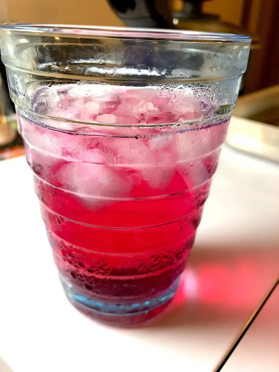 Snapdishの料理写真:紫蘇ジュース🥤簡単に作れるう！綺麗な紅色。焼酎割り|Yukie  Toriseさん