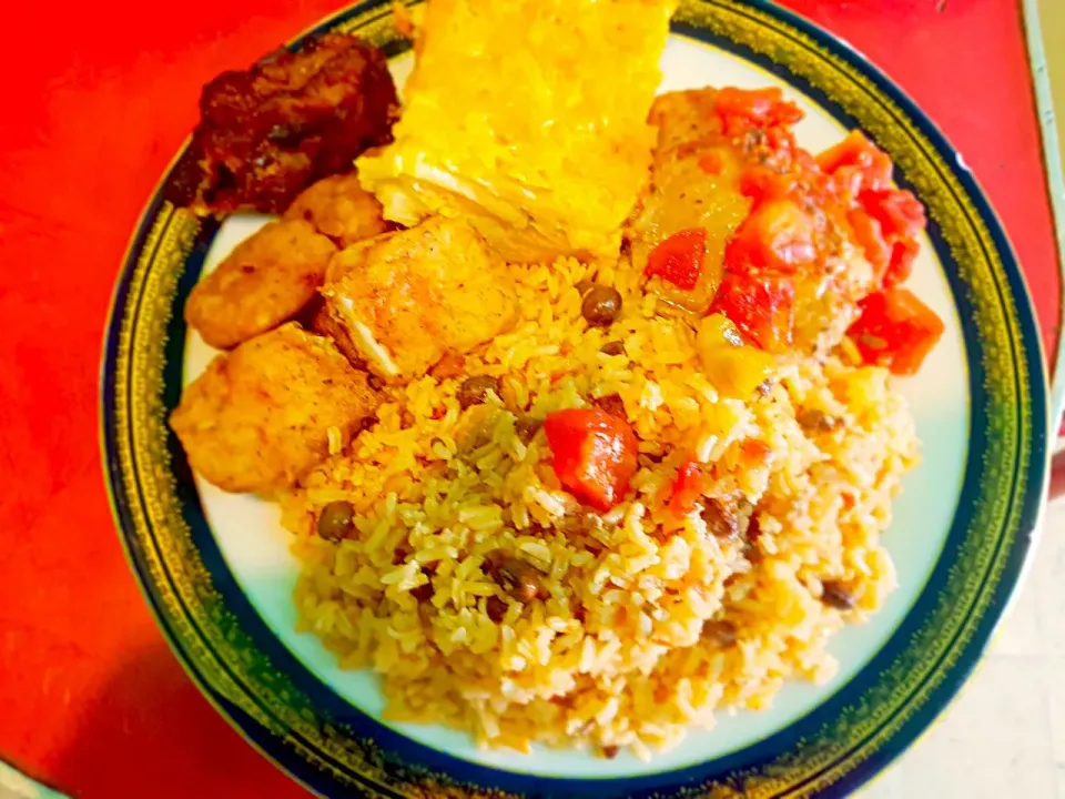 Smothered Chicken Thighs with Fried Sweet Plantains Baked Macaroni and Cheese Fried Fish Fillet and Dried Pigeon Peas and Rice.|Juan Simmsさん