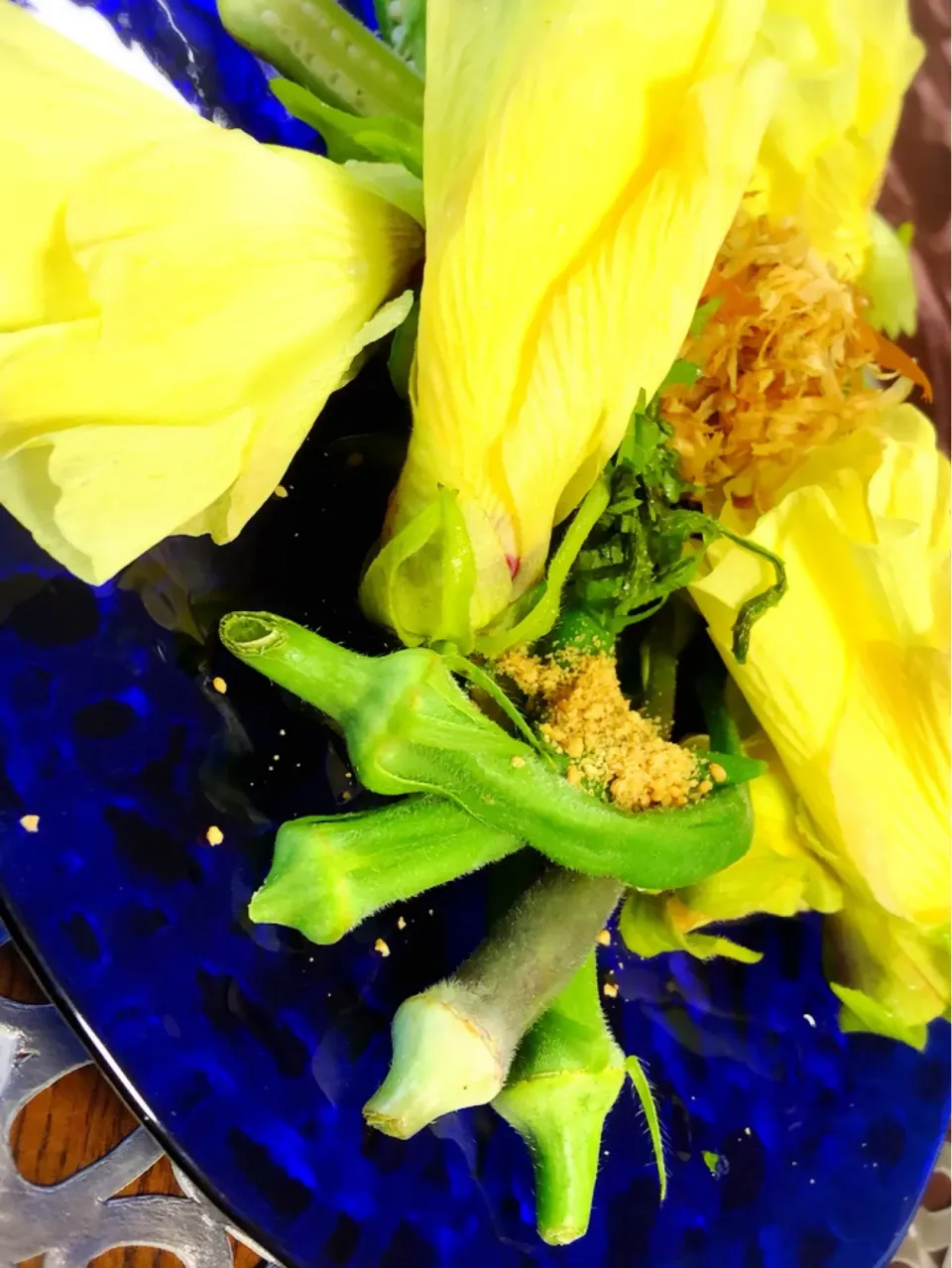 オクラと花オクラと夏野菜のサラダ
#オクラ #ネバネバ #胡瓜 #大葉 #すりゴマ|Miyuki Tanakaさん