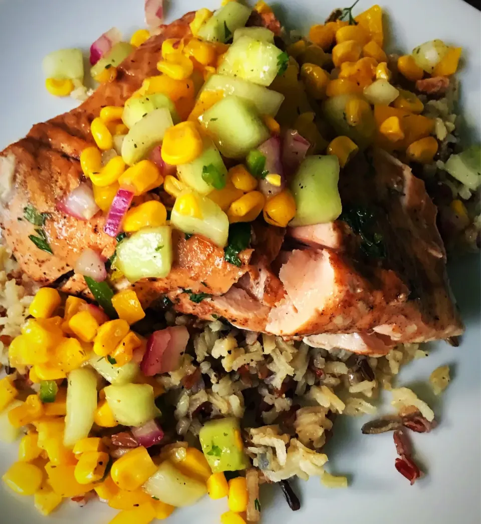 Fresh caught salmon from Lake Michigan today (we caught it) with a corn salsa from our garden w/ wild rice 🎣|Liesel Ryanさん