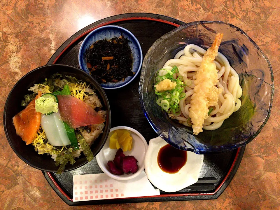 Snapdishの料理写真:おすすめ定食(海鮮丼と冷たい天ぷらうどん)|ばーさんさん