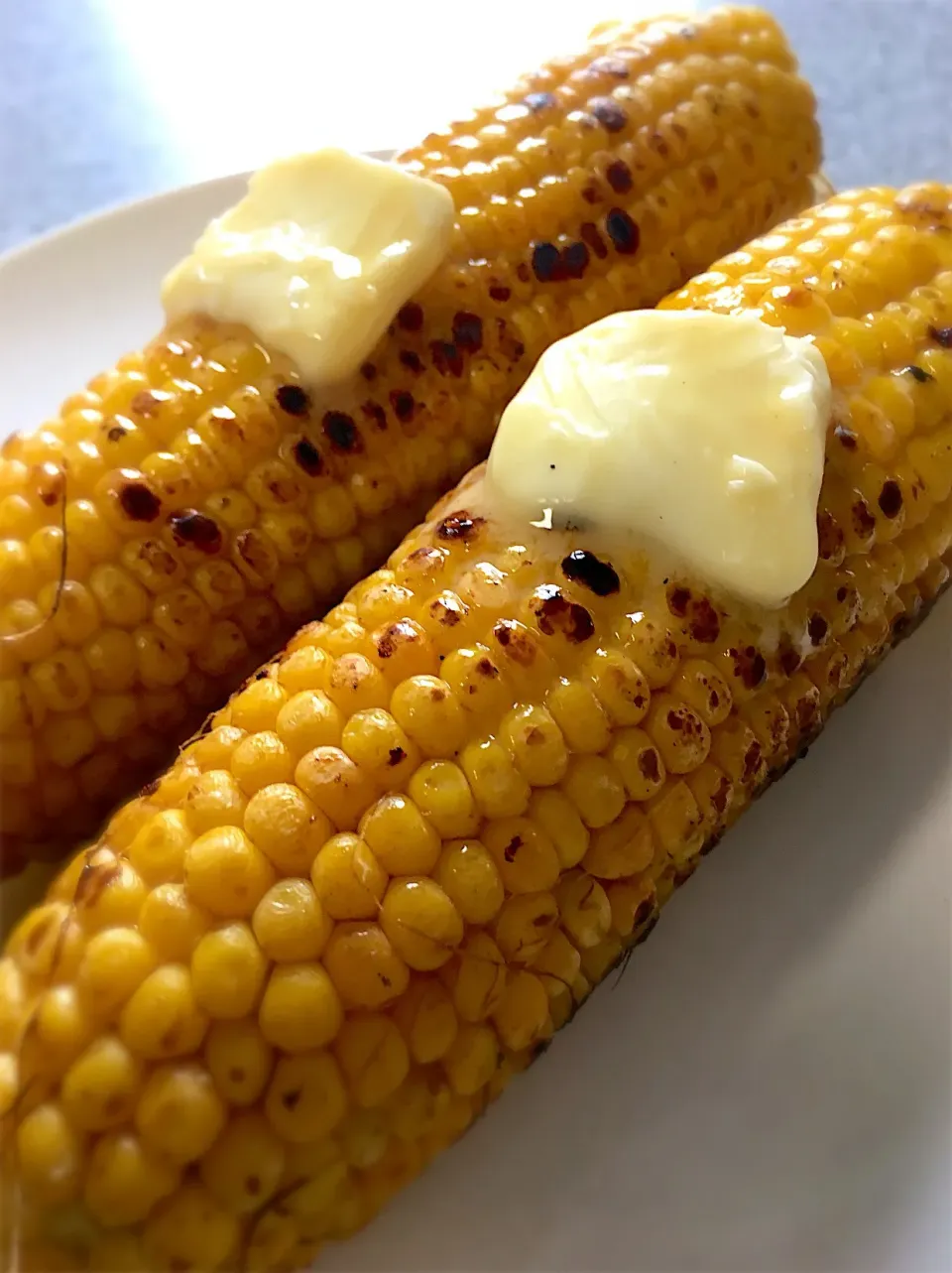 アッチさんの料理 プレミアムだれ&バターで焼きとうもろこし🌽|てんてんさん