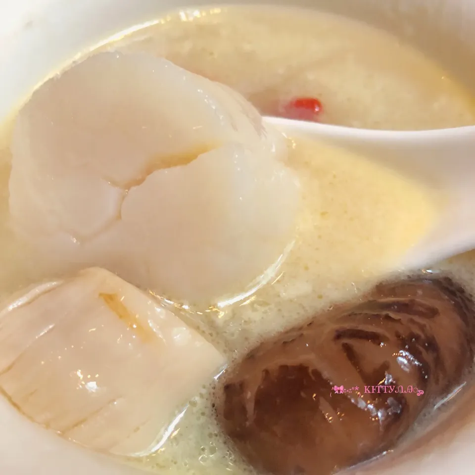 Duuble-Boiled thick chicken broth with duo of scallops and flower mushroom 🍄|🎀Kittyna🌸さん