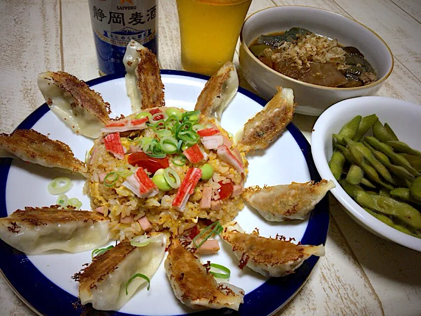 今日の男飯(｡-_-｡)汗だくになったバージョン！朝採り枝豆&冬瓜と茄子の煮物🍆&餃子&トマト🍅炒飯🎶|ひーちゃんさん