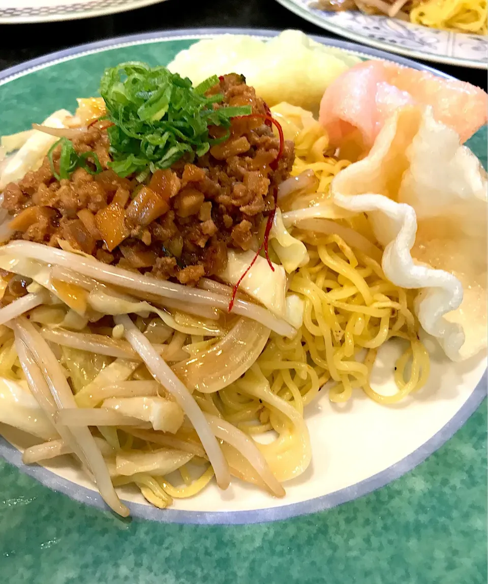 ジャージャー焼きそば
えびせん添えて|シュトママさん