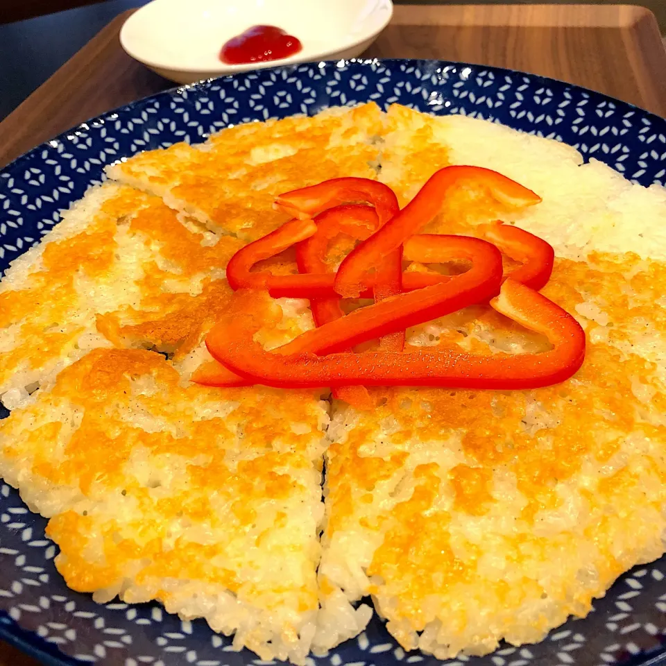 Snapdishの料理写真:naokiさんの料理 カリカリチーズのライスピザ🍕🍺🍺🍺|ヨッチャンさん