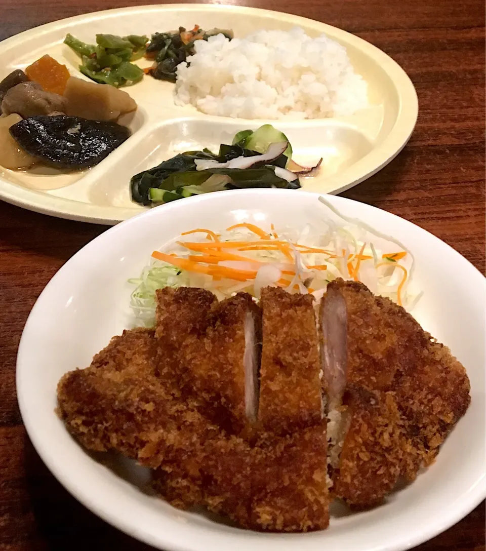 本日の賄い  昼ごはん⭐️⭐️🔆 とんかつ  煮物  酢の物  など|ぽんたさん