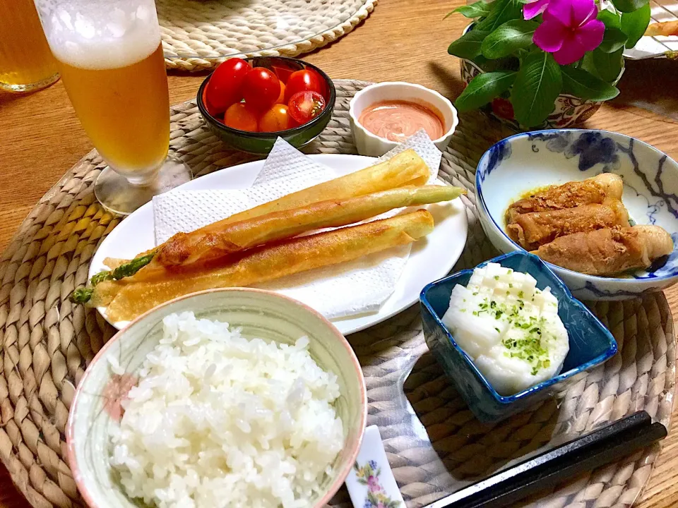 Snapdishの料理写真:春巻きinアスパラ、ロースハム、チーズ
エリンギの肉巻き、山芋短冊、プチトマト|あつこさん