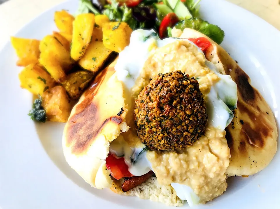 Falafel pita, roasted potatoes and salad 
 #falafel #pita #potato #wedges #salad  #vegetarian #lunch|Sergio Lacuevaさん