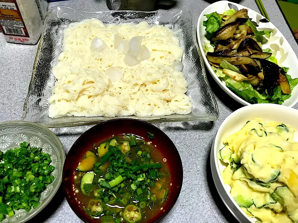 高級そうめん、きゅうりオクラ味噌ゴマつゆ、レタス茄子炒めのせ、ポテトサラダ、万能ネギ|ms903さん