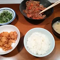 Snapdishの料理写真:唐揚げ
レンコンと人参のきんぴら
お味噌汁
豆苗とハムのサラダ|marさん