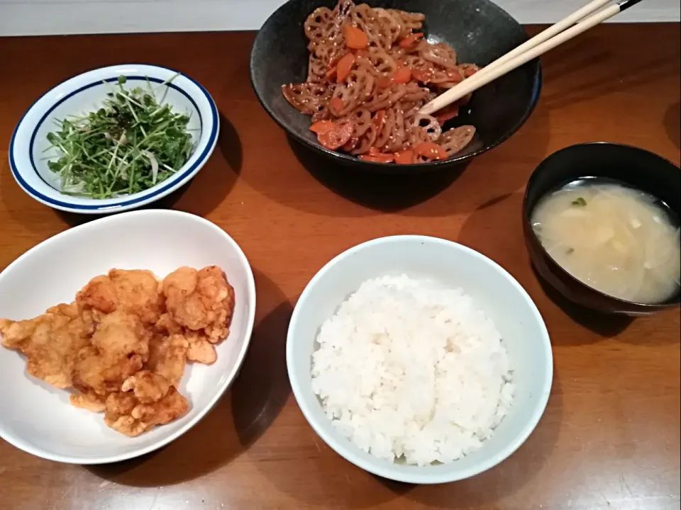 Snapdishの料理写真:唐揚げ
レンコンと人参のきんぴら
お味噌汁
豆苗とハムのサラダ|marさん