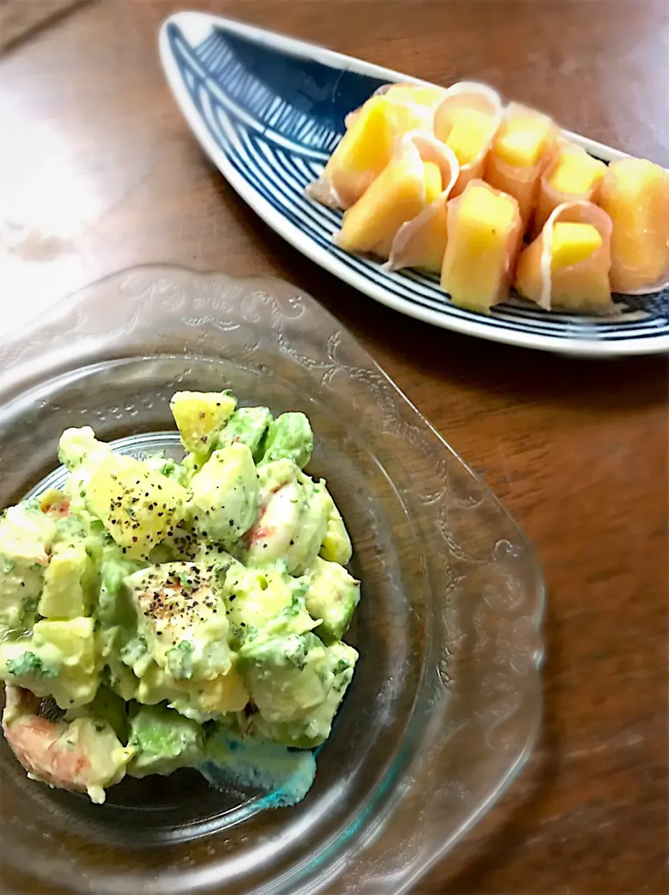 パイナップルの季節🍍 生ハムパインとアボカド🥑シュリンプ🦐パイナップル🍍|ᎽᎾᏦᎾさん