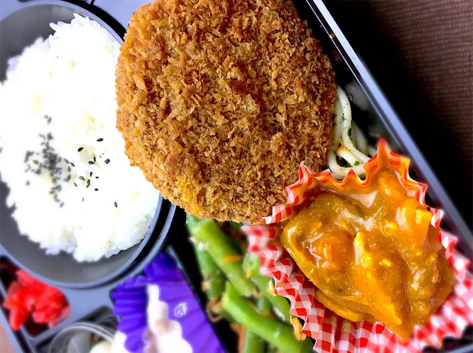 Snapdishの料理写真:メンチカツ弁当 チキンカレー添え|ニコちゃんさん