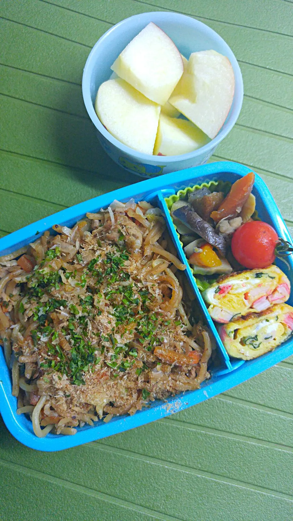 Snapdishの料理写真:☆小４＊夏休み☆焼きそば＊ｶﾆｶﾏと若芽玉子焼き＊ミニトマト＊煮しめ＊リンゴ|ｼｮｺﾗさん