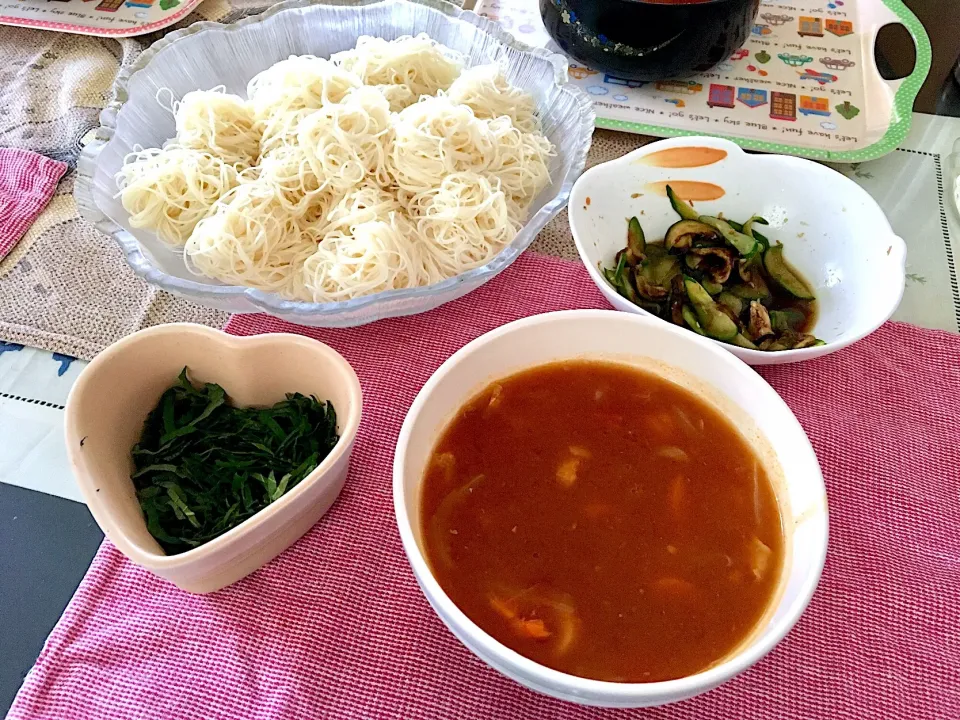 Snapdishの料理写真:トマトカレーのつけ汁で♡素麺カレー|みよさん