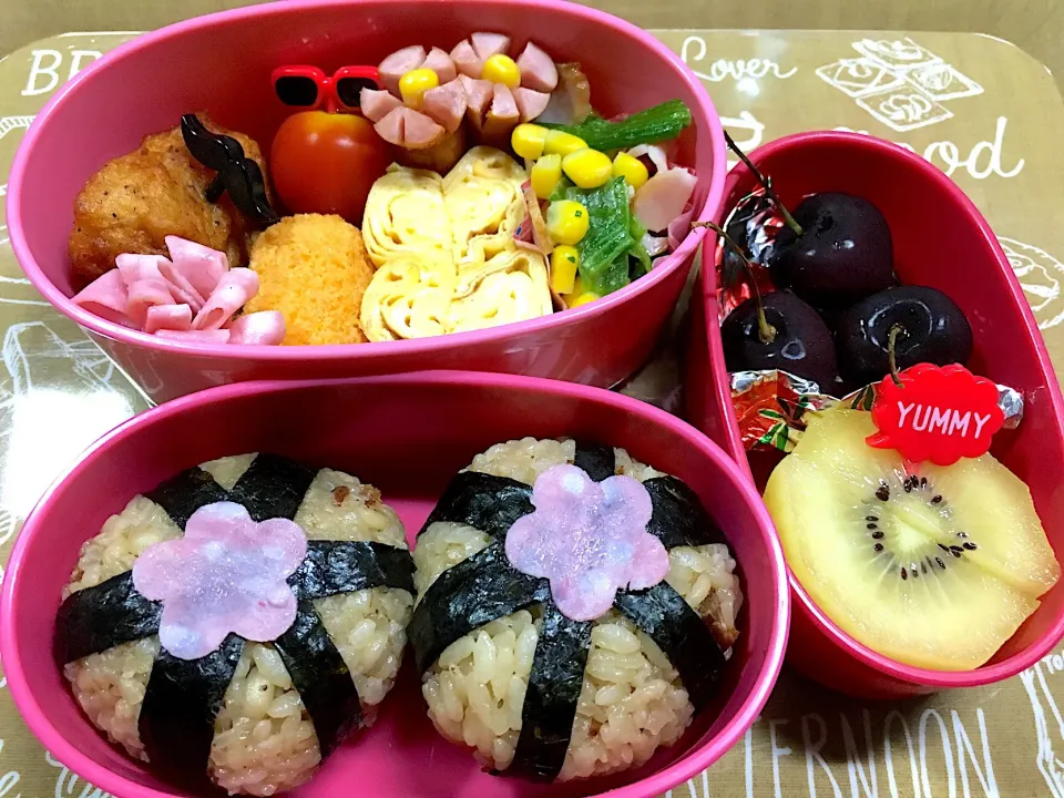 Snapdishの料理写真:夏休み2018 残った角煮で炊き込みご飯おにぎり弁当
 #夏休み弁当   #お弁当  #学童弁当  #夏休み学童弁当  #デコ弁  #夏休み  #角煮#余った角煮|こむぎさん