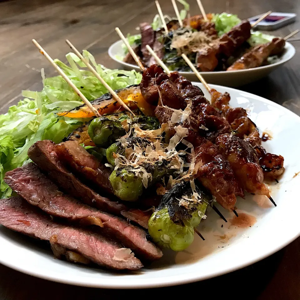 Snapdishの料理写真:牛ステーキと焼き鳥の野菜増し丼|koji toyodaさん