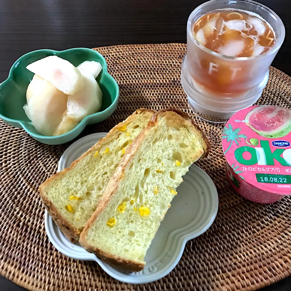 朝ごはん ♪
トウモロコシの食パン（俺のベーカリー）|いくさん