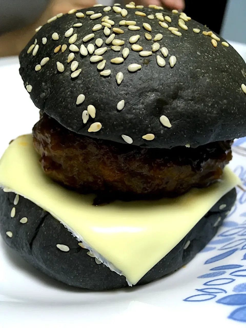 Teriyaki wagyu beef burger with mushroom sauce and charcoal bun|Ong Sor Fernさん