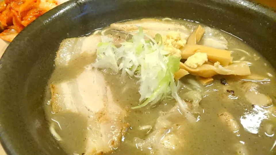 【出張麺：名古屋】にぼしらーめん88 本店 の にぼしらーめん＋ライス&キムチ(ランチ無料、おかわり自由) ＠名古屋 18119|大脇さん