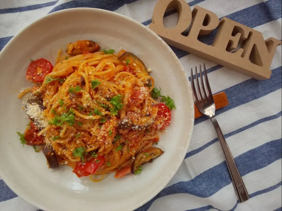 Snapdishの料理写真:☆Yumi☆ちゃんの簡単 レンジでtomato  sauce～🎵でパスタ🍝|真希さん