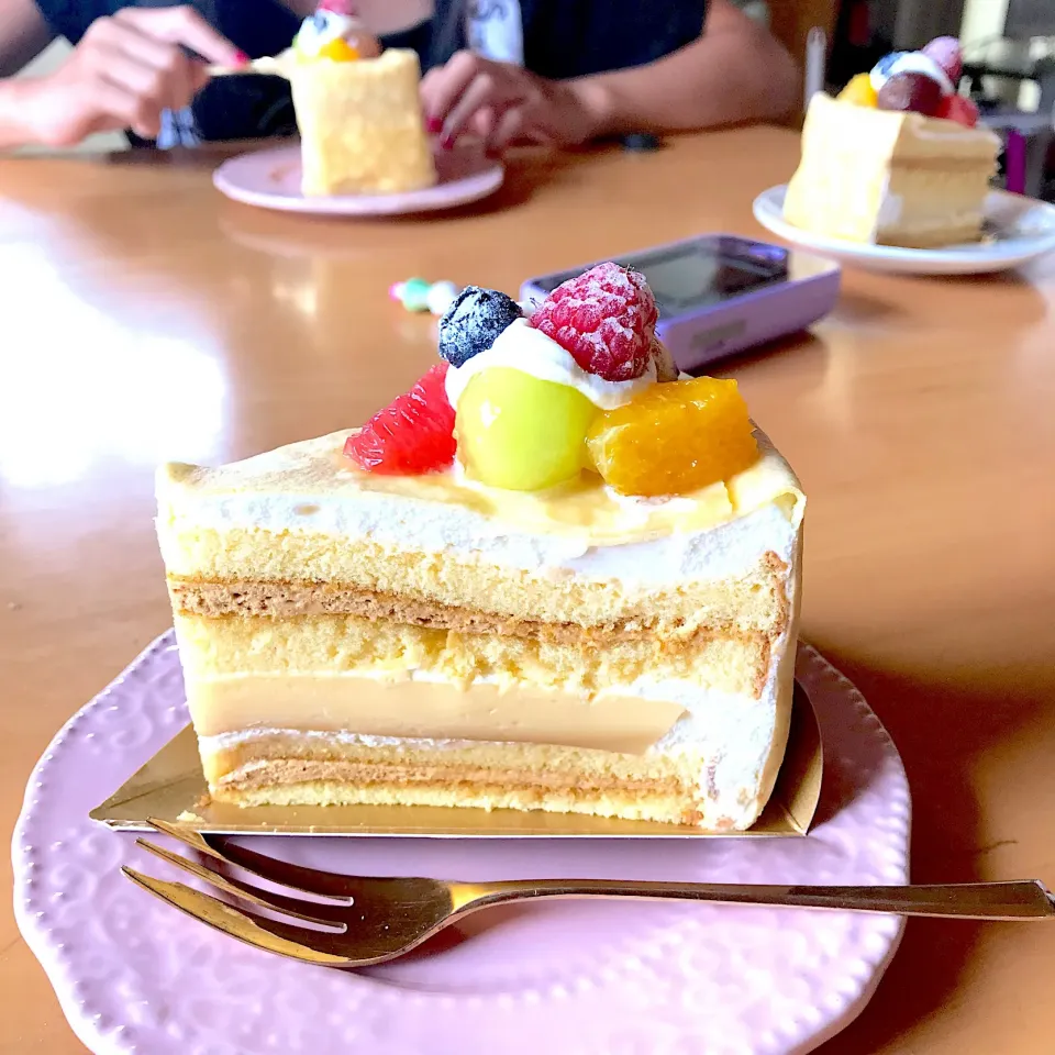 Snapdishの料理写真:プリンサンドフルーツ🍮🍇🍊🍈🍰✨|Jasmin👑さん