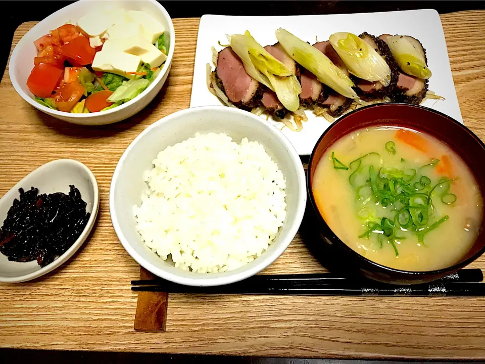 合鴨の黒胡椒焼き、トマトと豆腐のサラダ、こんぶ、白味噌仕立てのお味噌汁、ごはん|keychanさん