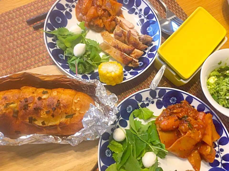 チキンのガーリックソテー、トマトの野菜煮込み、モッツァレラサラダ、サッパリワカモレ、ガーリックトースト|ochihekoさん