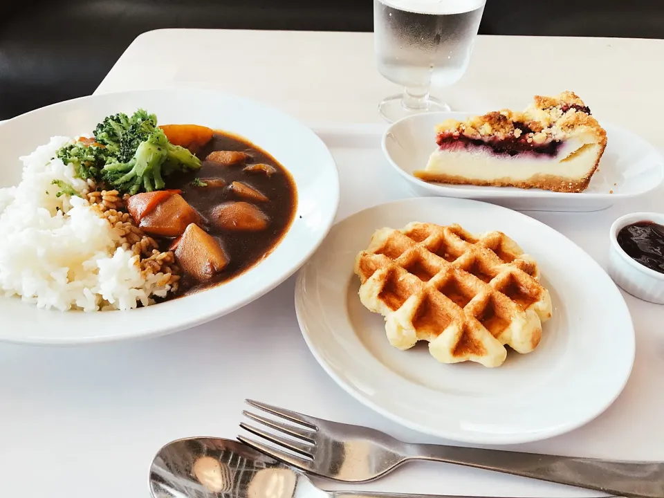 Snapdishの料理写真:カレー、チーズケーキ、ワッフル|もりたくさん