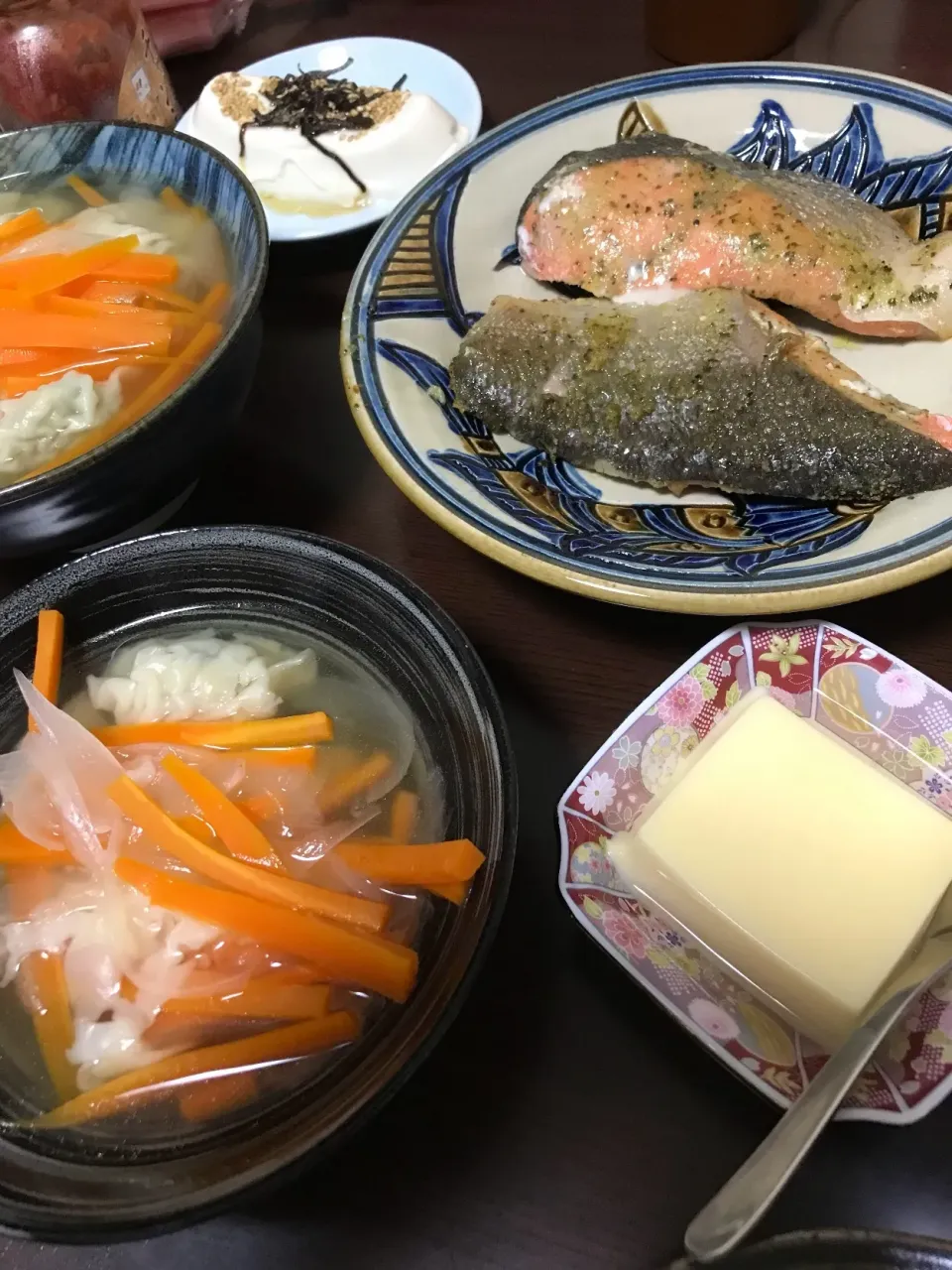 8月7日晩ご飯。体調不良のため簡単に。鮭のムニエル、たまご豆腐、餃子スープ、夫に冷奴。|あやさん