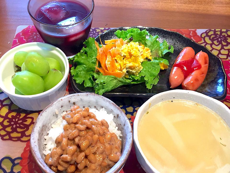 朝ごはん ウインナーソテー グリーンリーフ かぼちゃのサラダ 人参フランベ 白米 納豆 玉ねぎと人参と卵のスープ シャインマスカット アサイージュース かよちゃん Snapdish スナップディッシュ Id Eece8a