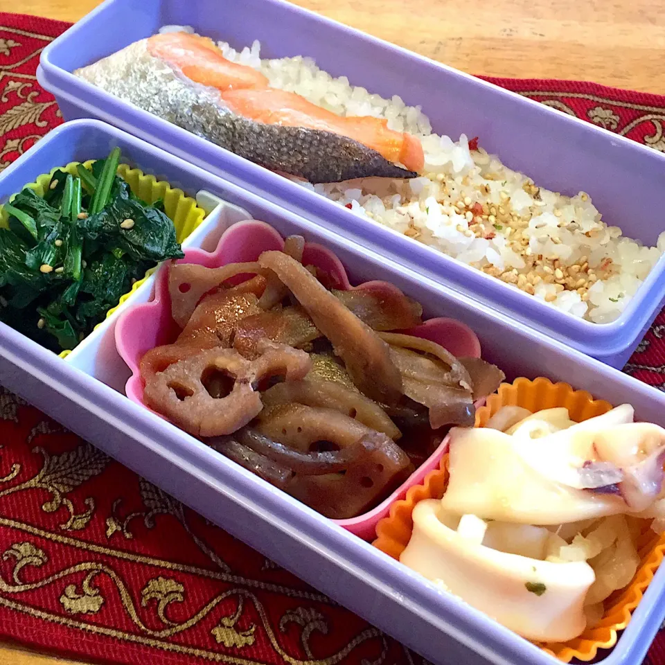 烏賊のマリネと、根野菜の煮物と、ほうれん草の胡麻和えと、焼き鮭弁当|もえさん