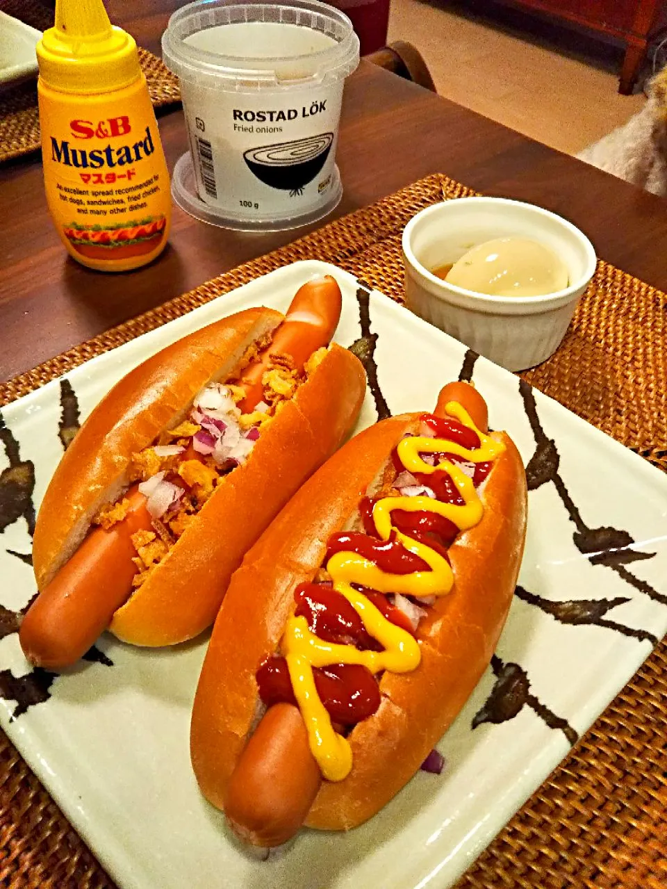 シンプルなIKEAホットドッグと味付け玉子
冷蔵庫にあったはずのサラダがなーい😨|omuさん