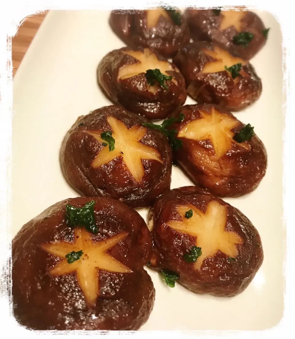 焼いただけでご馳走だなぁ。Sauteed Shiitake mushrooms with butter|toyamadaさん