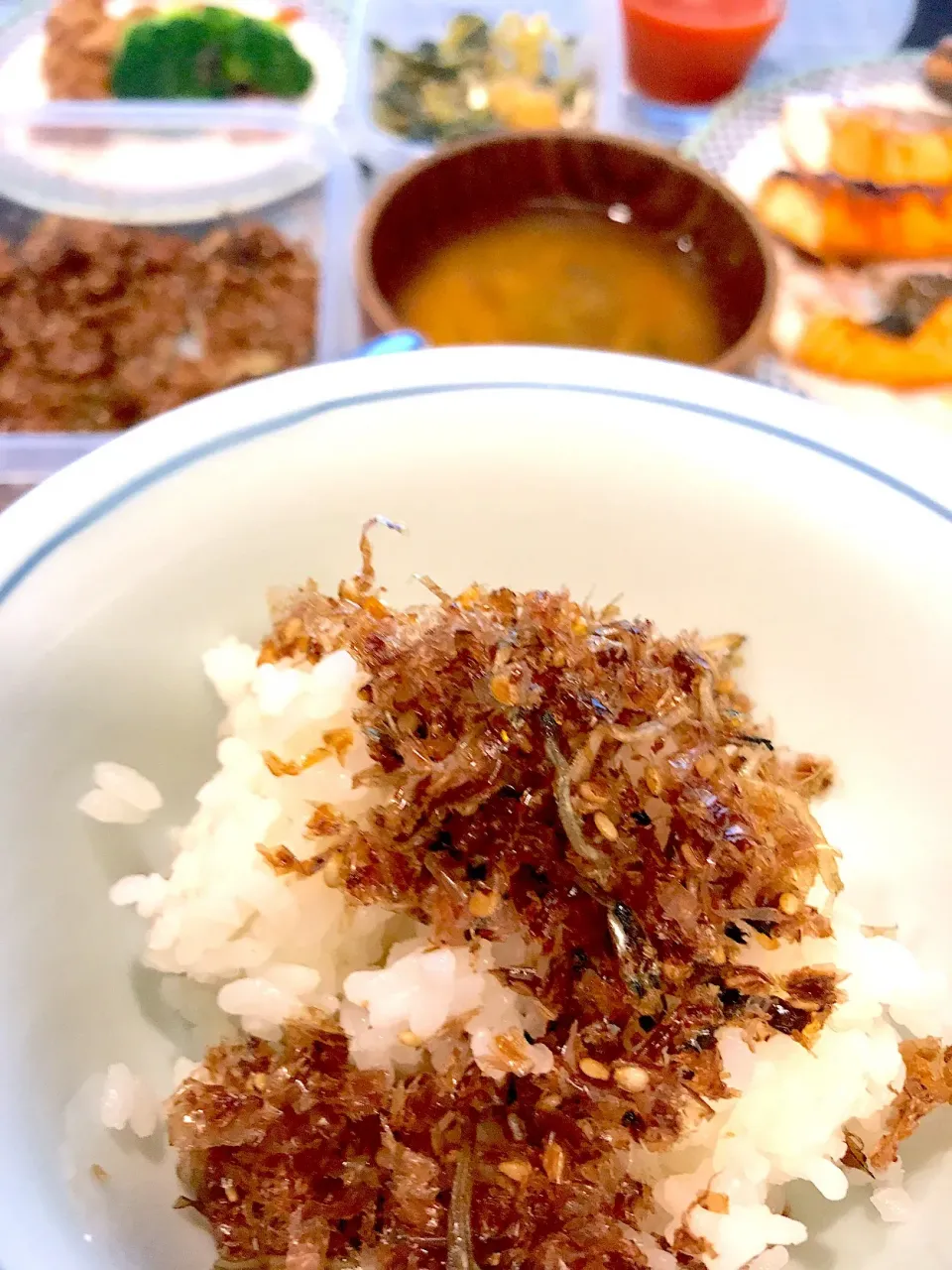 鮭 ほぐしてみました
だけど
シュトママ  ふりかけて朝ごはん|シュトママさん