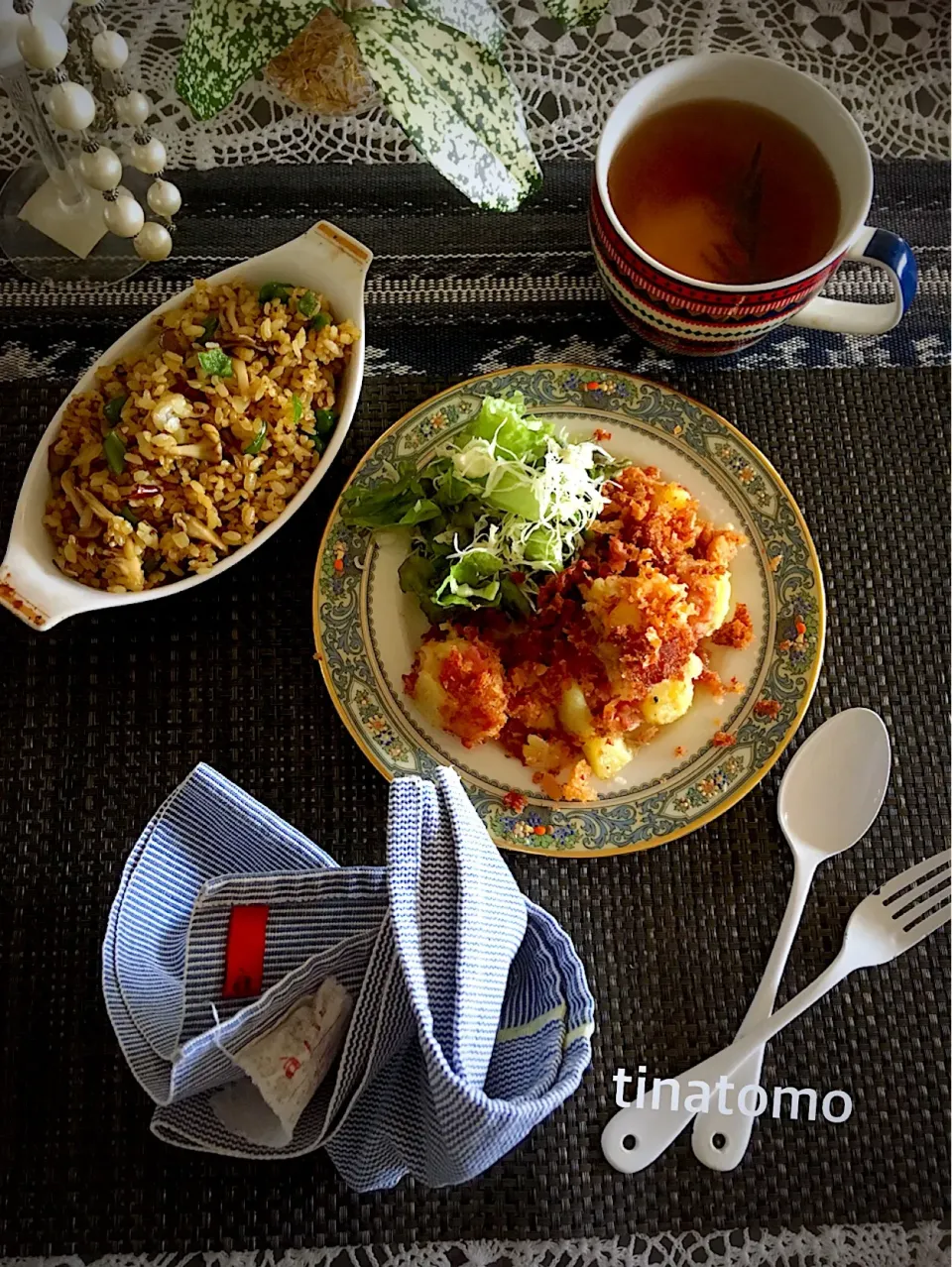 サラミコロッケ、パン粉はあと乗せ🤭
カレー風味ライス
ローズマリーと卵のコンソメスープ
🤗|Tina Tomoko😋さん