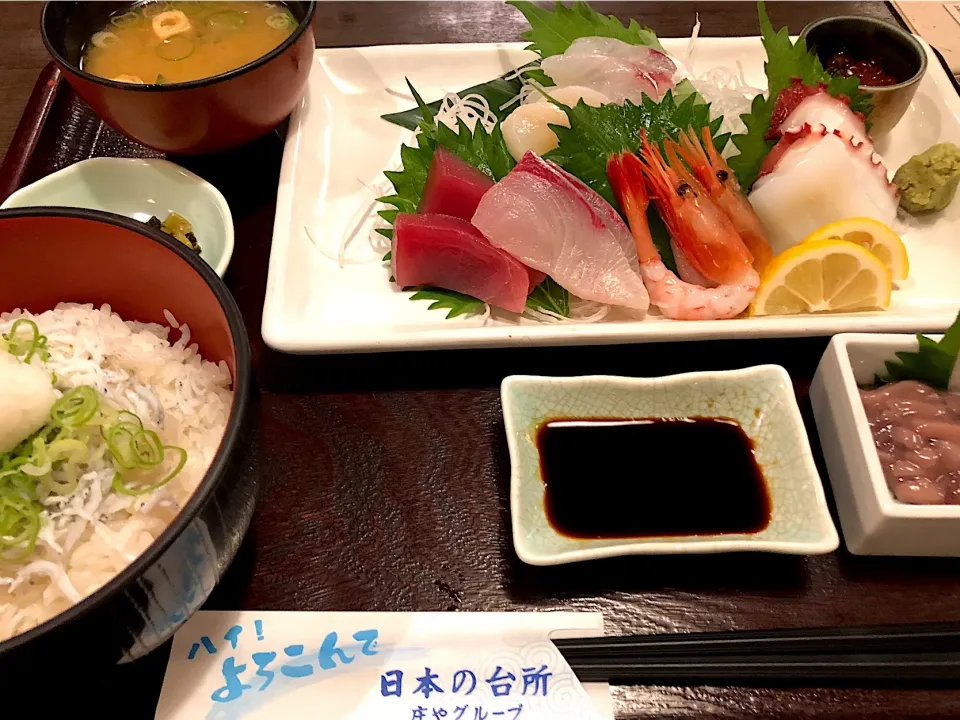 刺身が旨い定食🐟🦐🦑
7種の刺身にいくら、イカの塩辛、シラス丼が付いてこのお値段❗️|buhizouさん