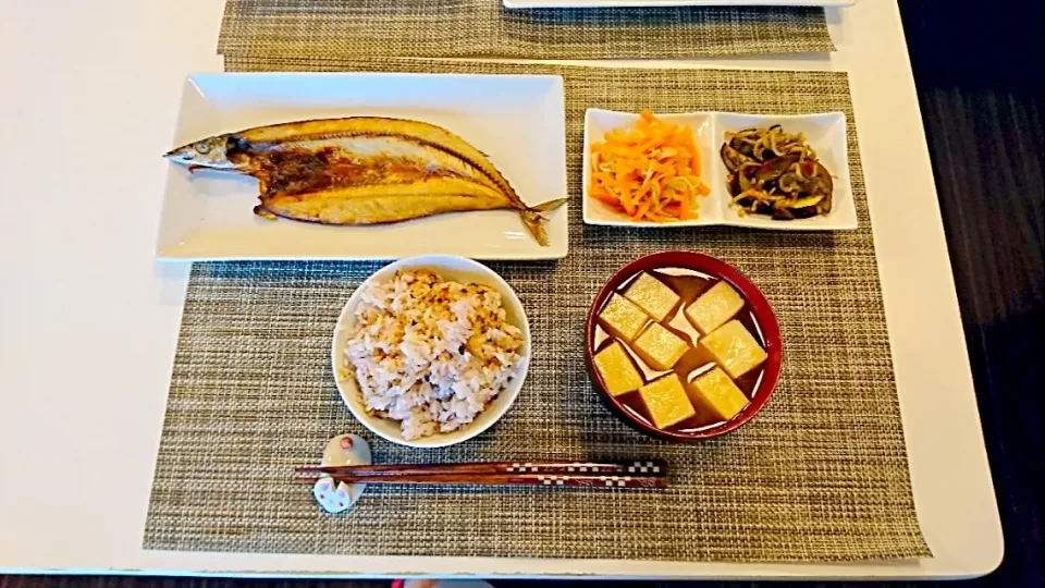 今日の夕食 さんまの開き、切り干し大根の煮物、なすとじゃこのピリ辛煮、雑穀米、高野豆腐とわかめの味噌汁|pinknari🐰🌈さん