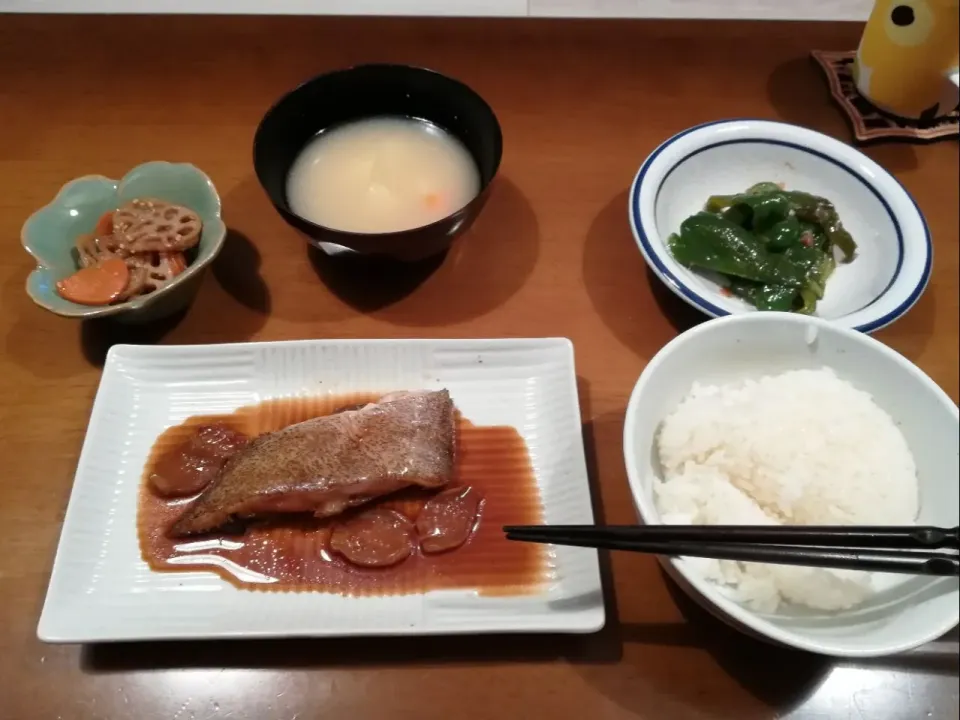 カレイの煮付け
ピーマンの焼き浸し
ジャガイモとにんじんのお味噌汁
レンコンと人参のきんぴら|marさん