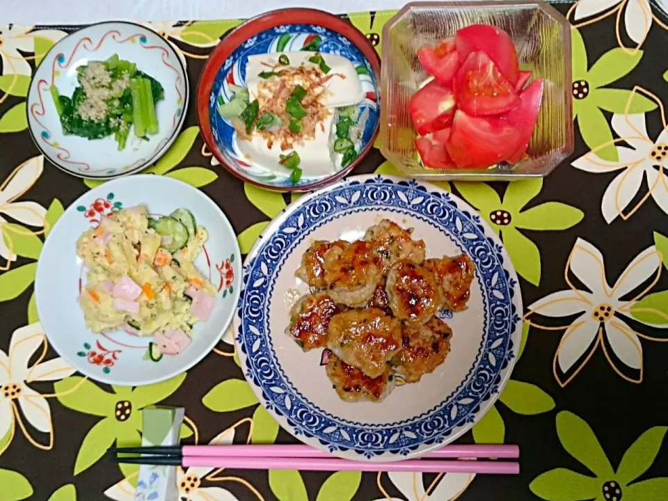 ☆今日の晩ごはん☆  つくね  ポテトサラダ  トマト  冷奴   小松菜合え|hamamaさん