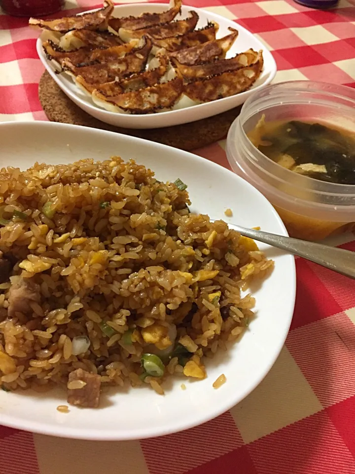 今日は忙し過ぎたー！炒飯と冷凍餃子と味噌汁の残り…ま、こんな日もあるさ。😝|hanakoさん