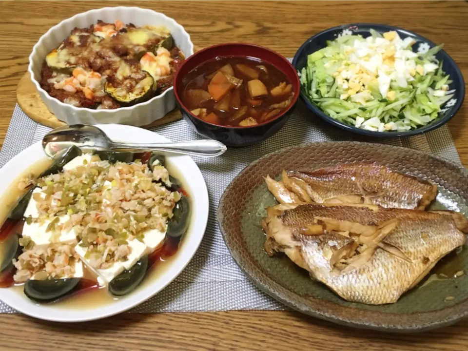 Snapdishの料理写真:トロなすのミートソースグラタン・豚汁・サラダ・煮魚・ピータン豆腐|美也子さん