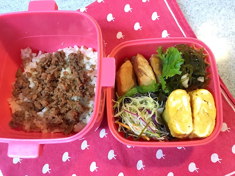 ♫8/8今日のお弁当♫〜鶏むね肉のさっぱり煮、味噌そぼろ乗せご飯、だし巻き卵、昆布と豚肉の炒め煮、生野菜イタリアンドレッシング和え〜|Satokoさん