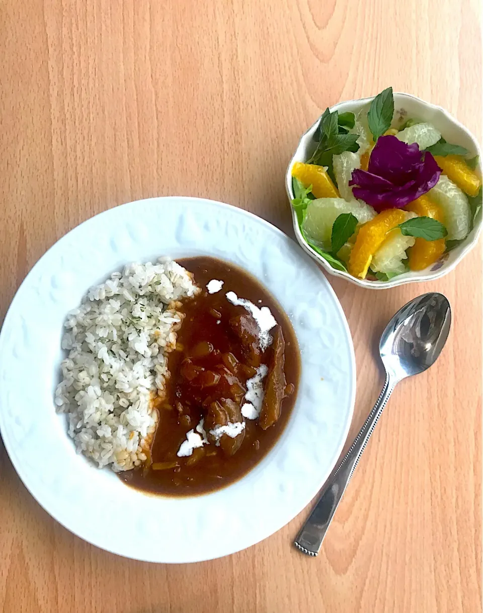 牛すじカレー🍛グレープフルーツとオレンジのサラダ🥗|とんちんさん