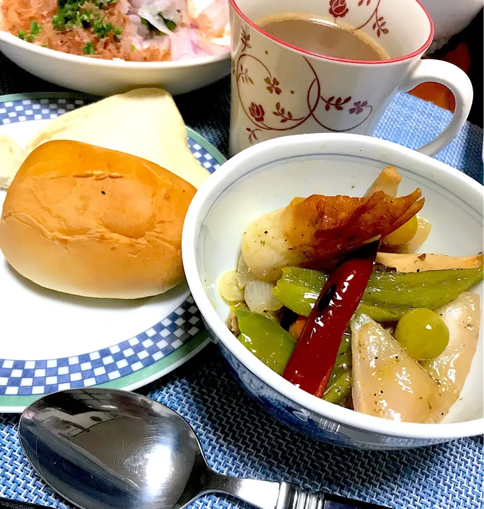 しつこいぞ⁉️ぐらんピー入りアヒージョ風煮物で朝ごパン🍞|シュトママさん