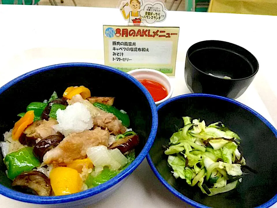 Snapdishの料理写真:保健センター管理栄養士さんの厚別健康ランチ豚肉の南蛮丼・キャベツ塩昆布和え|nyama1さん