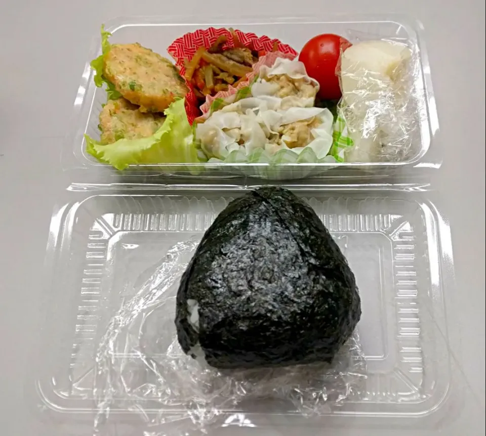 Snapdishの料理写真:8月9日のサラメシはおにぎり弁当!
*梅干しおにぎり
*シュウマイ
*きんぴらゴボウ
*カニイカ海老磯辺揚げ
*プチトマト
*梨|ニッパーさん